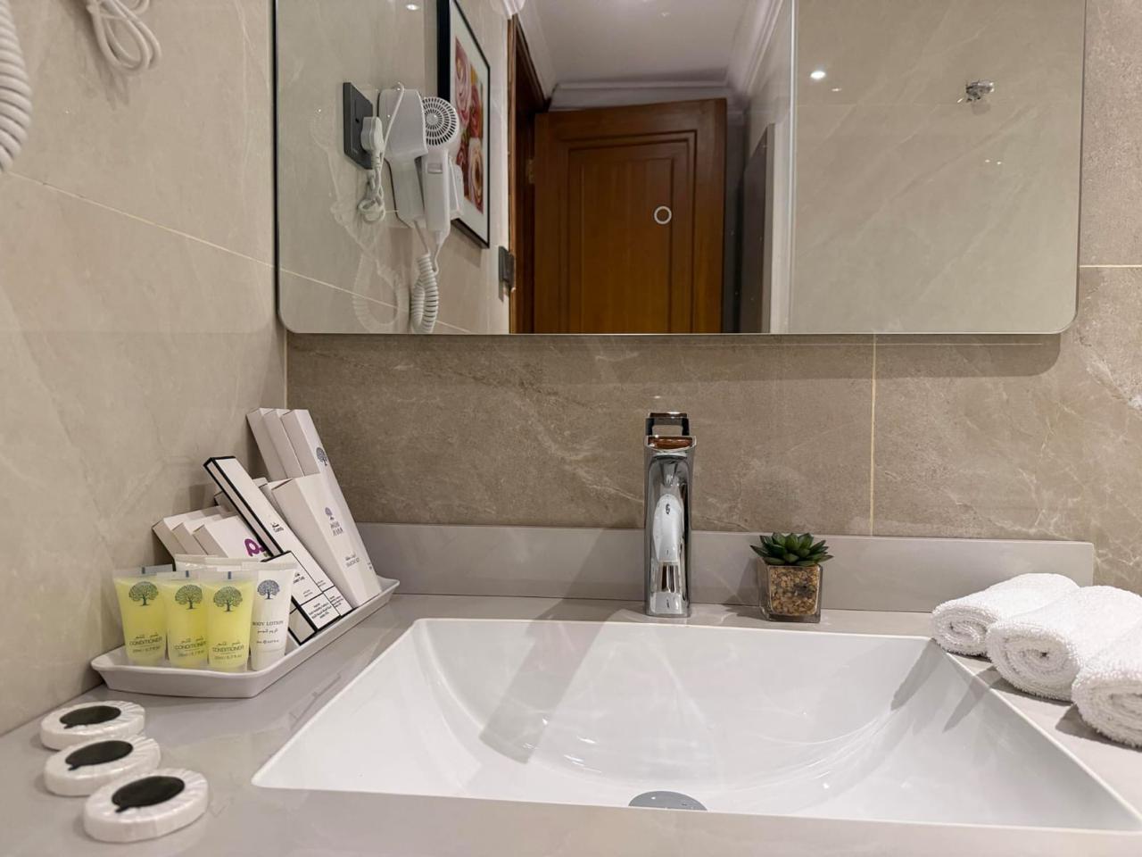 Golden Tulip Alshakereen Otel Medine